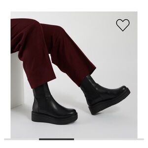 WOMEN'S TARA CHELSEA BOOTS IN BLACK